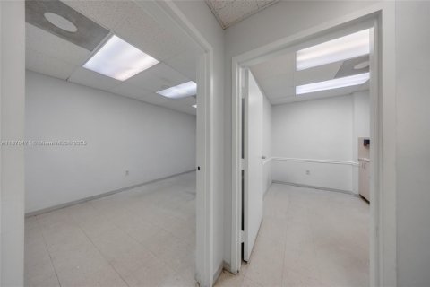 Propiedad comercial en venta en Miami, Florida № 1927097 - foto 18