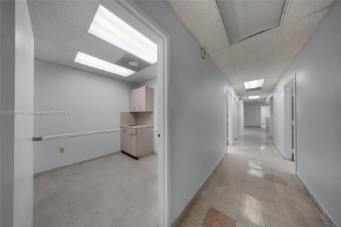 Propiedad comercial en venta en Miami, Florida № 1927097 - foto 17