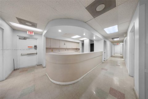 Propiedad comercial en venta en Miami, Florida № 1927097 - foto 4