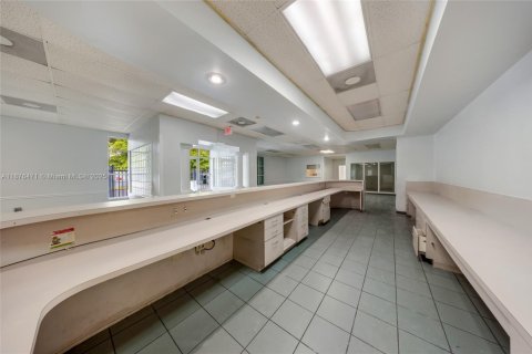Propiedad comercial en venta en Miami, Florida № 1927097 - foto 30