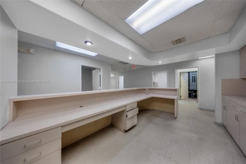 Propiedad comercial en venta en Miami, Florida № 1927097 - foto 12