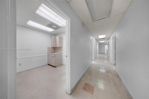 Propiedad comercial en venta en Miami, Florida № 1927097 - foto 15