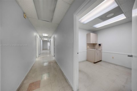 Propiedad comercial en venta en Miami, Florida № 1927097 - foto 16