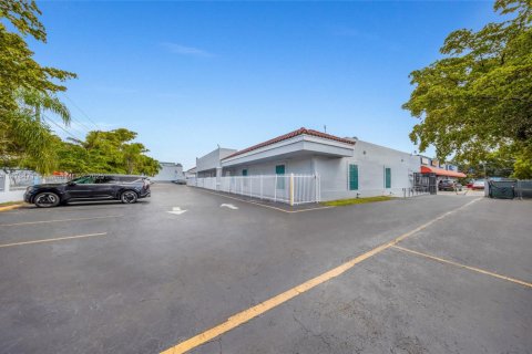 Propiedad comercial en venta en Miami, Florida № 1927097 - foto 24