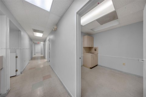 Propiedad comercial en venta en Miami, Florida № 1927097 - foto 10