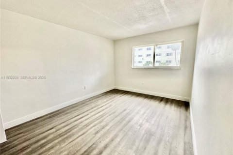 Снять в аренду квартиру в Норт-Майами, Флорида 1 спальня, 3319.4м2, № 2034789 - фото 2