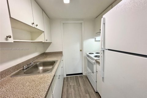 Снять в аренду квартиру в Норт-Майами, Флорида 1 спальня, 3319.4м2, № 2034789 - фото 5