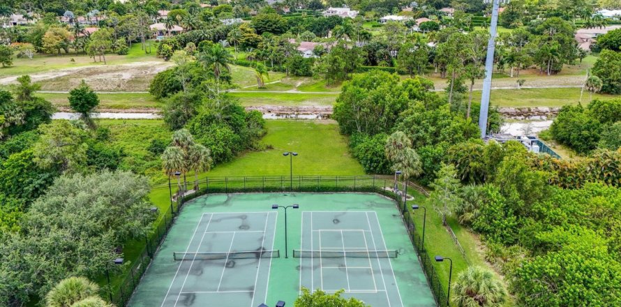 House in Lake Worth, Florida 5 bedrooms, 386.38 sq.m. № 1189737