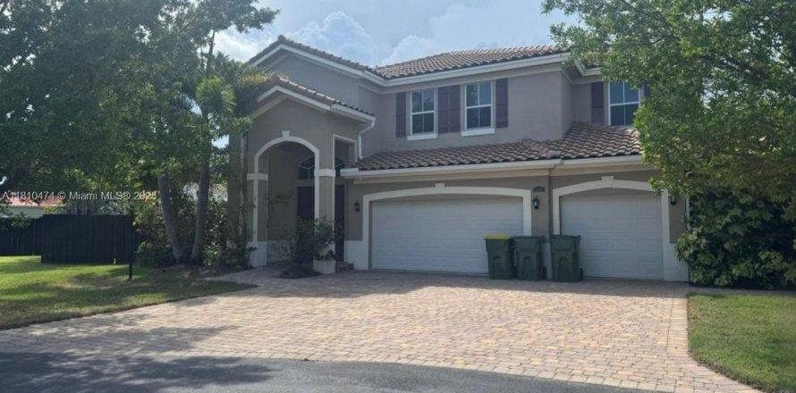 House in Homestead, Florida 5 bedrooms, 369.01 sq.m. № 1939782