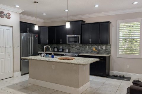 House in Homestead, Florida 5 bedrooms, 369.01 sq.m. № 1939782 - photo 3