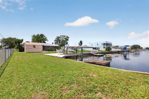 House in Hudson, Florida 2 bedrooms, 112.04 sq.m. № 2284649 - photo 13