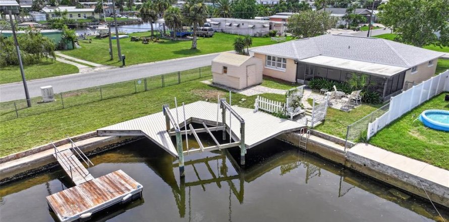 House in Hudson, Florida 2 bedrooms, 112.04 sq.m. № 2284649