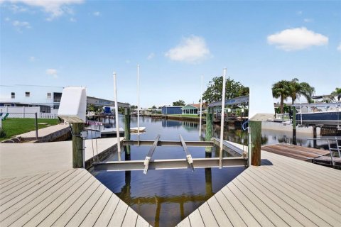House in Hudson, Florida 2 bedrooms, 112.04 sq.m. № 2284649 - photo 17