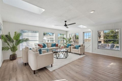 House in Maitland, Florida 4 bedrooms, 255.3 sq.m. № 2151747 - photo 7