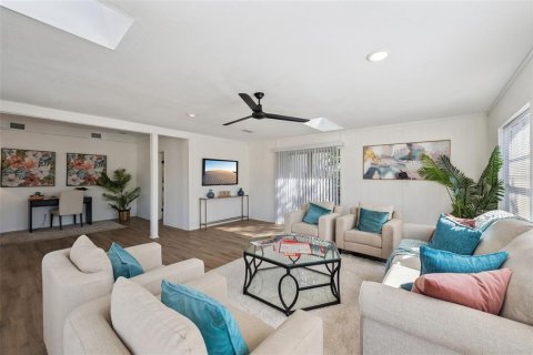 House in Maitland, Florida 4 bedrooms, 255.3 sq.m. № 2151747 - photo 6