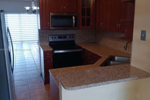 Townhouse in Miami, Florida 2 bedrooms, 127.83 sq.m. № 2064764 - photo 11