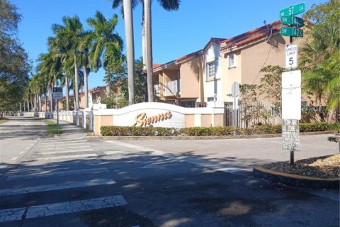 Townhouse in Miami, Florida 2 bedrooms, 127.83 sq.m. № 2064764