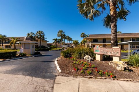 Condo in Largo, Florida, 2 bedrooms  № 2379741 - photo 2