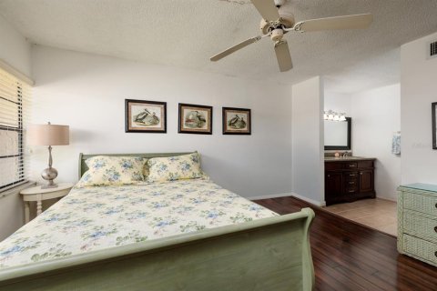 Condo in Largo, Florida, 2 bedrooms  № 2379741 - photo 18