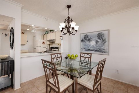 Condo in Largo, Florida, 2 bedrooms  № 2379741 - photo 12