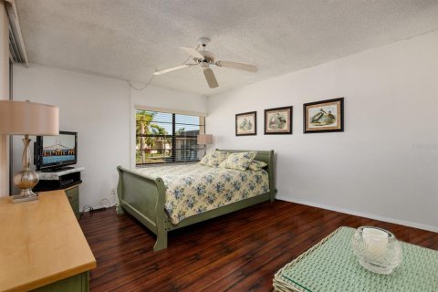 Condo in Largo, Florida, 2 bedrooms  № 2379741 - photo 17