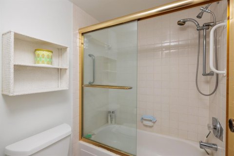 Condo in Largo, Florida, 2 bedrooms  № 2379741 - photo 20