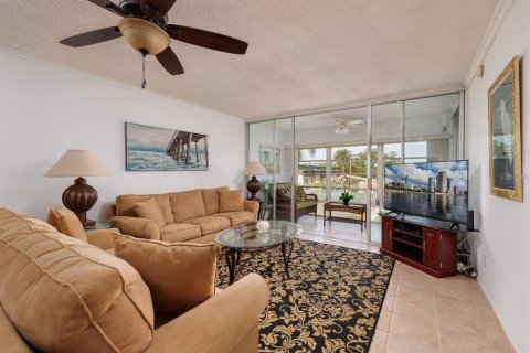 Condo in Largo, Florida, 2 bedrooms  № 2379741 - photo 14
