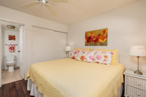Condo in Largo, Florida, 2 bedrooms  № 2379741 - photo 23