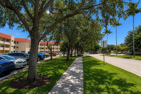 Condo in Sunrise, Florida, 2 bedrooms  № 2187689 - photo 26