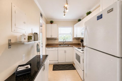Condo in Sunrise, Florida, 2 bedrooms  № 2187689 - photo 2