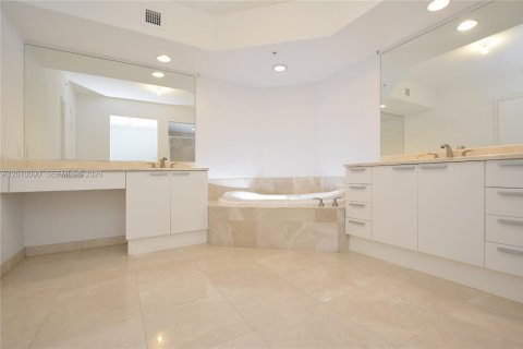 Condominio en venta en North Miami, Florida, 3 dormitorios, 221.57 m2 № 2073072 - foto 14