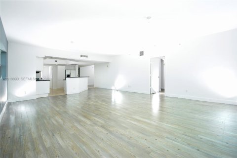 Condominio en venta en North Miami, Florida, 3 dormitorios, 221.57 m2 № 2073072 - foto 3
