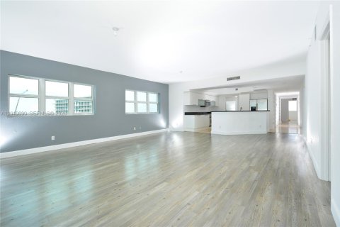 Condominio en venta en North Miami, Florida, 3 dormitorios, 221.57 m2 № 2073072 - foto 4