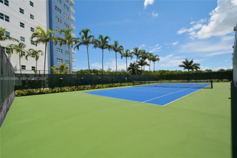 Condominio en venta en North Miami, Florida, 3 dormitorios, 221.57 m2 № 2073072 - foto 27