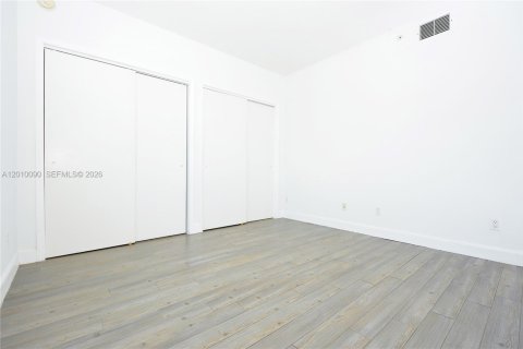 Condominio en venta en North Miami, Florida, 3 dormitorios, 221.57 m2 № 2073072 - foto 21