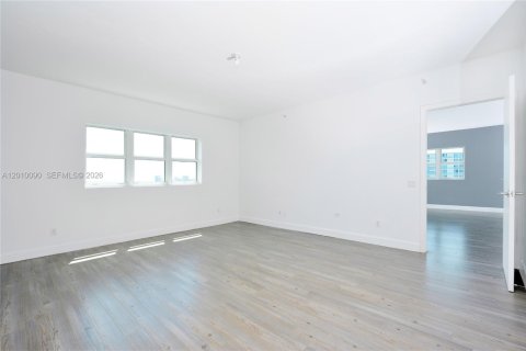 Condominio en venta en North Miami, Florida, 3 dormitorios, 221.57 m2 № 2073072 - foto 10