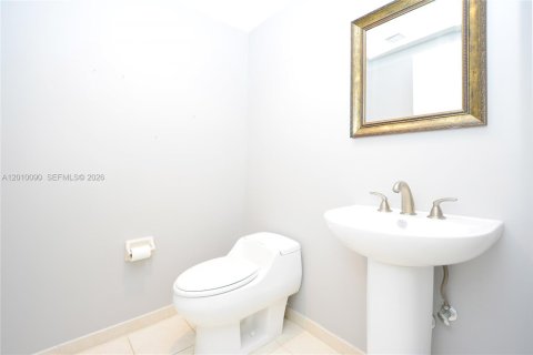 Condominio en venta en North Miami, Florida, 3 dormitorios, 221.57 m2 № 2073072 - foto 17