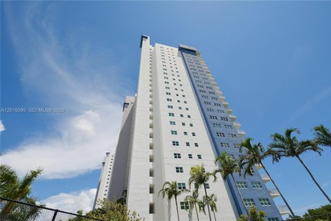 Condominio en venta en North Miami, Florida, 3 dormitorios, 221.57 m2 № 2073072 - foto 28