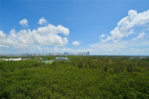 Condominio en venta en North Miami, Florida, 3 dormitorios, 221.57 m2 № 2073072 - foto 2