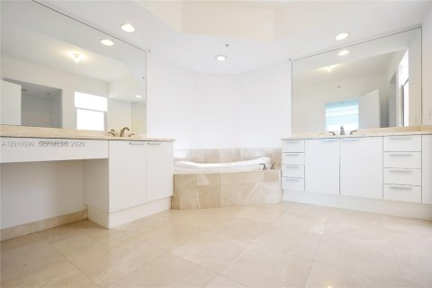 Condominio en venta en North Miami, Florida, 3 dormitorios, 221.57 m2 № 2073072 - foto 12