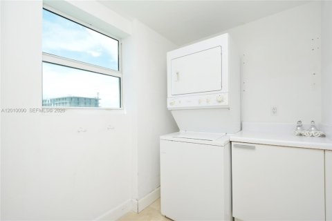 Condominio en venta en North Miami, Florida, 3 dormitorios, 221.57 m2 № 2073072 - foto 15