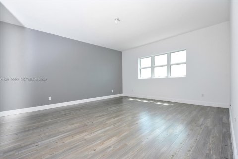 Condominio en venta en North Miami, Florida, 3 dormitorios, 221.57 m2 № 2073072 - foto 9