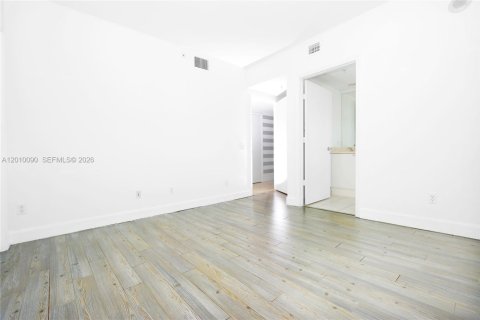 Condominio en venta en North Miami, Florida, 3 dormitorios, 221.57 m2 № 2073072 - foto 22