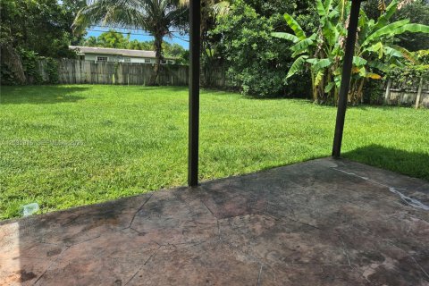 Villa ou maison à louer à Fort Lauderdale, Floride: 2 chambres, 100.33 m2 № 2085274 - photo 15