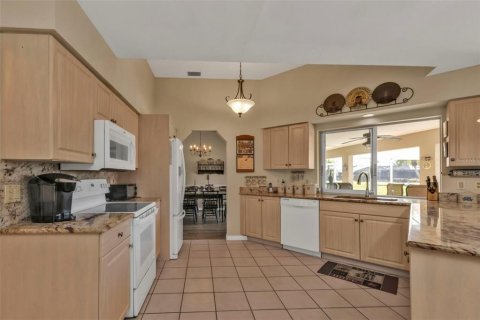 House in Punta Gorda, Florida 3 bedrooms, 199 sq.m. № 1732374 - photo 12
