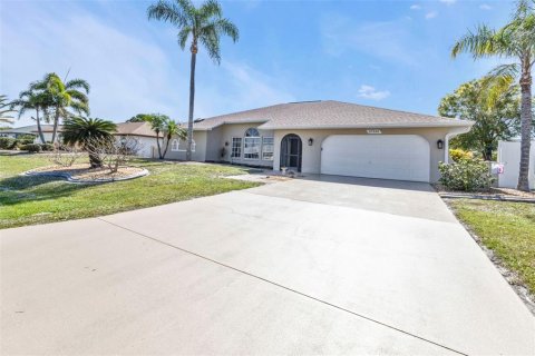 House in Punta Gorda, Florida 3 bedrooms, 199 sq.m. № 1732374 - photo 4