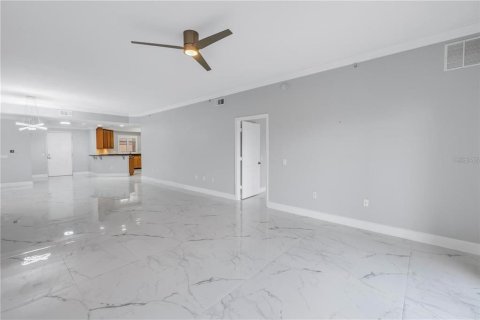 Condo in Saint Petersburg, Florida, 3 bedrooms № 2117965 - photo 10