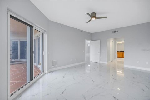 Condo in Saint Petersburg, Florida, 3 bedrooms № 2117965 - photo 16