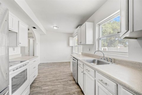 House in Orlando, Florida 3 bedrooms, 89.19 sq.m. № 1914887 - photo 12