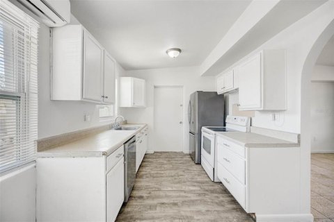 House in Orlando, Florida 3 bedrooms, 89.19 sq.m. № 1914887 - photo 10